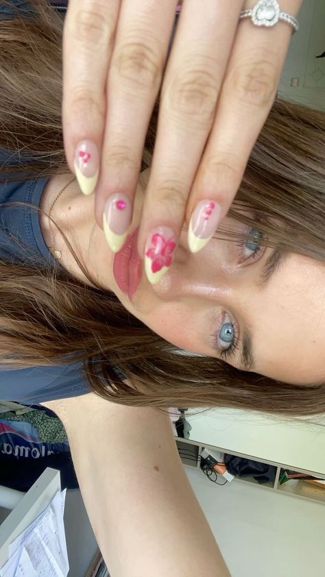 Doing My Own Nails, Nails Simple Summer, Hibiscus Nails, Summer Nails Simple, Pale Nails, Simple Summer Nails, Summer Nails Summer, Lily Nails, Summer Nails 2024