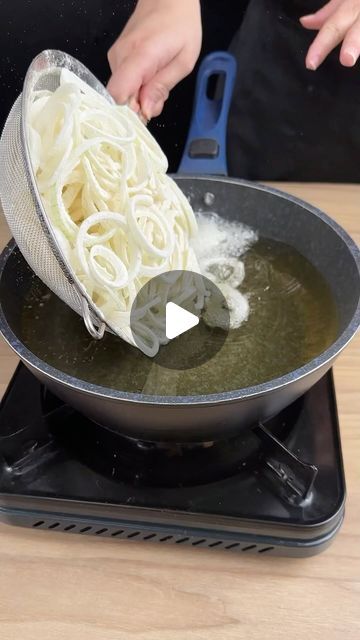 Super Recipes on Instagram: "This is how you make dry, crispy onions.  #crispy #onions" Fried Onions Recipe, Canapes Faciles, Super Recipes, Onion Vegetable, Tasty Videos, Crispy Onions, Onion Recipes, Fried Onions, Croquettes