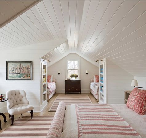 Attic Lounge Ideas, Attic Renovation Ideas, Attic Bedroom Designs, Bunk Rooms, Attic Design, Casa Country, Attic Bedrooms, Attic Renovation, Attic Spaces