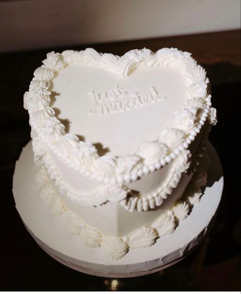 Wedding Cake Aesthetic, Retro Wedding Cakes, Heart Shaped Wedding Cakes, Heart Shaped Cake, Heart Wedding Cakes, Birthday Cake Decorating Ideas, Sarah Seven, Classic Wedding Cake, Shaped Cake