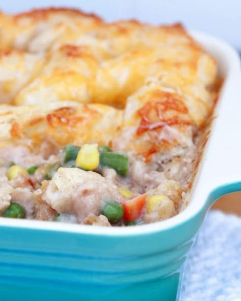 Enjoy Weight Watchers Chicken Pot Pie while watching your weight. Chicken pot pie doesn't have to mean high calories. Healthy Chicken Pot Pie, Low Calorie Chicken, Mini Chicken Pot Pies, Chicken Pot Pie Casserole, Grandmothers Kitchen, Chicken Veggies, Weight Watchers Chicken, Turkey Pot Pie, Easy Chicken Pot Pie