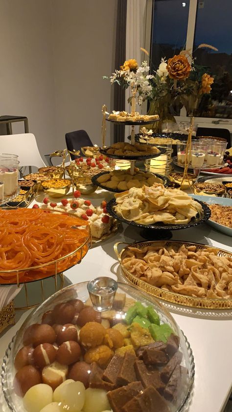 Ramadan Food Display, Desi Food Platter, Desi Birthday Party Ideas, Eid Dinner Table Settings, Indian Food Table Decor, Dholki Food Ideas, Dholki Dessert Table, Diwali Food Table, Desi Dessert Table