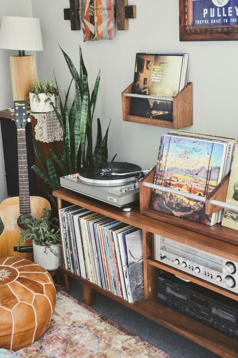 Vinyl Record Room, Home Music Rooms, Vinyl Room, Record Room, Home Design Inspiration, Retro Room, Room Deco, Home Cinema, Home Design Ideas