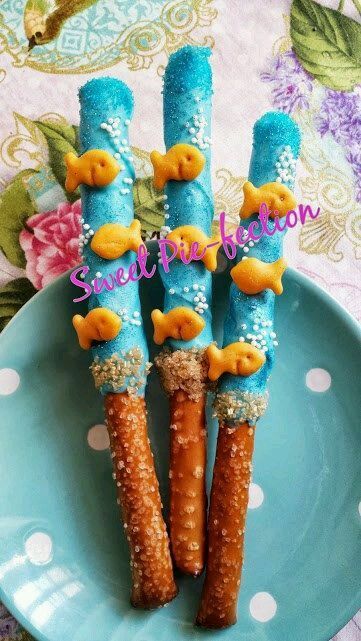 dip pretzels in the chocolate (white chocolate with blue food coloring) and decorate with white pearl sprinkles and gold fish Lila Party, Covered Pretzel Rods, Kids Party Snacks, Diy Kids Party, Bubble Guppies Birthday Party, Nemo Party, Chocolate Covered Pretzel, Bubble Guppies Party, Chocolate Covered Pretzel Rods