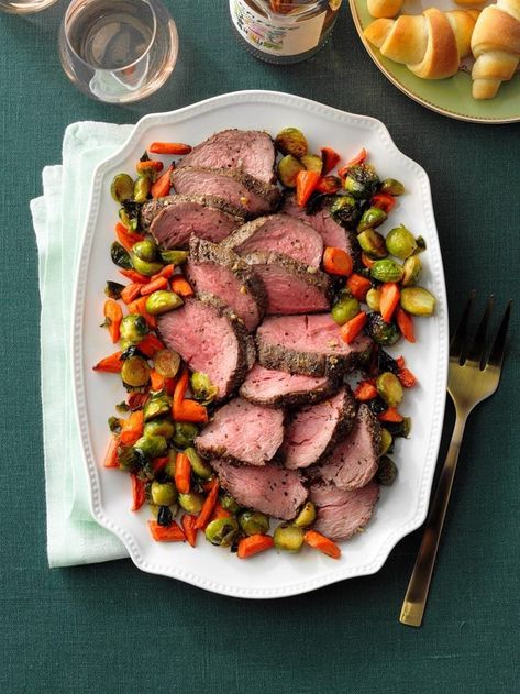 Easy Christmas Dinner, Beef Tenderloin Recipes, Beef Tenderloin Roast, Tenderloin Roast, Christmas Dinner Menu, Comfort Food Recipes Dinners, Christmas Food Dinner, Beef Tenderloin, Christmas Dishes