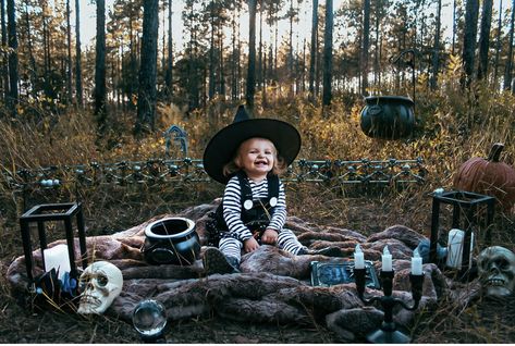 I absolutely adore how witchy photos turned out for spooky season❤️❤️ Spooky Photoshoot Ideas Kids, Witch Photo Shoot, Witchy Photos, Spooky Photoshoot, Spooky Pictures, Bday Pics, Bday Photoshoot, Kid Halloween, Witch Photos