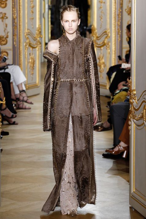 J. Mendel Fall 2016 Couture Fashion Show Detachable Fashion, Reversible Clothing, Convertible Clothing, 2016 Couture, Couture Outfits, Armani Prive, Fashion Runway, Couture Runway, Fur Fashion