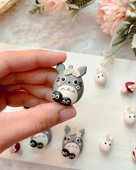 #polymerclay #polymerclayart #polymerclaycreations #polymerclayartist #polymerclaysculpture #totoro #studioghibliart #studioghibli # Totoro Polymer Clay, Totoro Clay Sculpture, Clay Polymer Ideas, Totoro Charm, Totoro Clay, Cute Totoro, Skate 3, Clay Keychain, Clay Magnets