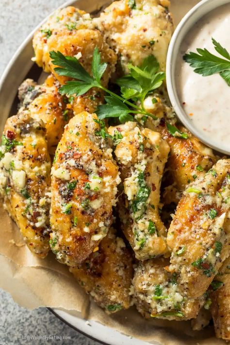 Low Calorie Garlic Parmesan Chicken Wings Garlic Parm Chicken Wings, Garlic Parm Chicken, Parm Chicken, Healthy Chicken Wings, Peach Chicken, Glazed Chicken Wings, Parmesan Wings, Lemon Pepper Chicken Wings, Garlic Parmesan Wings