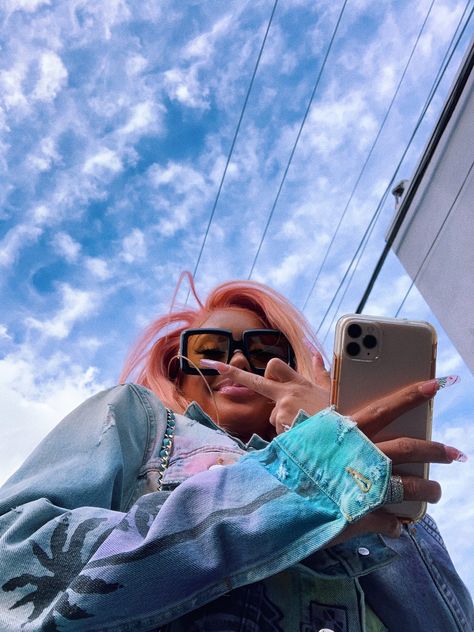 Saweetie Icy Grl, Icy Girl, Iphone Dynamic Wallpaper, Zayn Malik Pics, Bad Girl Wallpaper, Black Background Wallpaper, Reaction Face, Female Rappers, Instagram Photo Inspiration