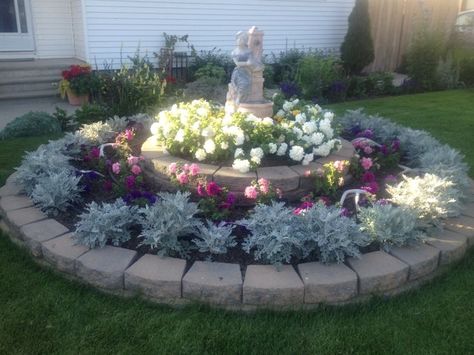 Circle Garden garden landscape gardening garden decor small garden ideas landscaping front yards Tall Raised Garden Beds, Circle Garden, Bath Garden, Backyard Flowers Garden, Circle Flower, Raised Flower Beds, Flower Bed Designs, Garden Flower Beds, Backyard Flowers