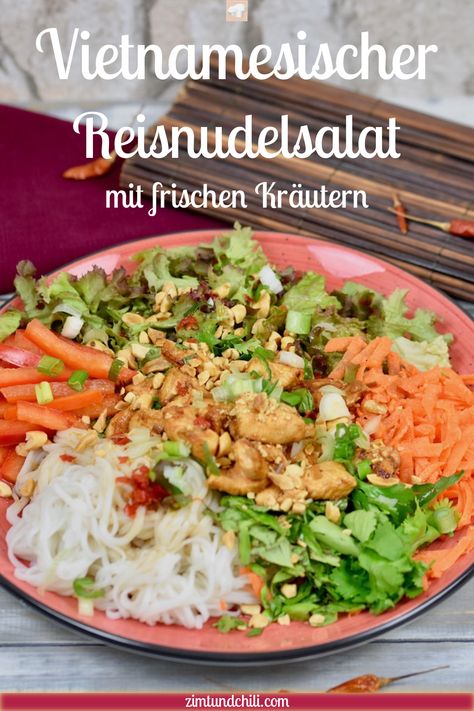 VIETNAMESISCHER REISNUDELSALAT MIT FRISCHEN KRÄUTERN Neben Limetten-Dressing, Reisnudeln und Kräutern kommen noch Hähnchen, Erdnüsse, Salat und Gemüse in den Nudelsalat. Unter dem Rezept gibt es eine vegane Variante. Der Salat ist glutenfrei und milchfrei. #vietnamesischerSalat #vietnamesischerReisnudelsalat #BunGaSaOt #vietnamesischerNudelsalat #ReisnudelsalatRezept #glutenfreieRezepte #milchfreieRezepte #CleanEatingRezepte #asiatischesLimettenDressing #vietnamesischeBowl #HähnchenRezepte Salad With Fresh Herbs, Nem Nuong, Sushi Rice Recipes, Vietnamese Rice, Rice Noodle Salad, Rice Recipes For Dinner, Rice Noodle, Lime Dressing, Noodle Salad