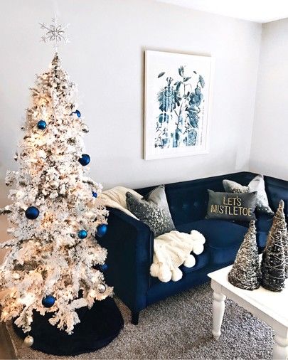 Blue Christmas Bedroom, Living Room Decor For Christmas, Living Room For Christmas, Decor Natal, Blue Velvet Couch, Watching Christmas Movies, Velvet Chesterfield Sofa, Blue Couch, Living Room Christmas