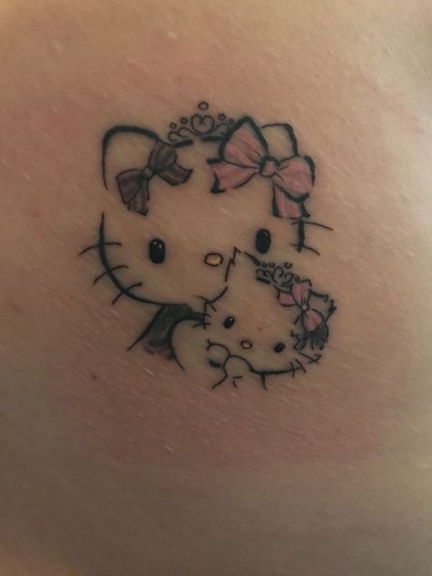 Hello Kitty Thigh Tattoo, Sanrio Tatoos, Tatuaje Hello Kitty, Hello Kitty Tattoo, Small Star Tattoos, Kitty Tattoo, Pink Tattoo, Hello Kitty Tattoos, Cute Tats