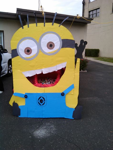 2015 trunk or treat Minion Minion Trunk Or Treat, Minion Party Decorations, Oskaloosa Iowa, Trunker Treat Ideas, Halloween Car Decorations, Creative Ideas To Make, Diy Minions, Trunk Or Treat Ideas, Minion Halloween