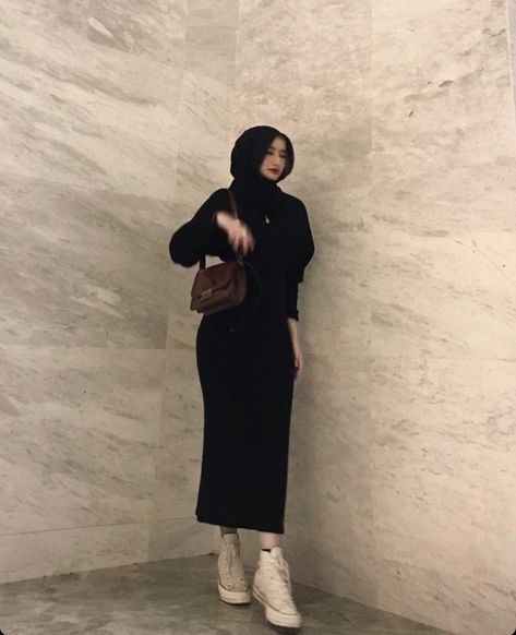 Black Outfit Hijab, Rok Midi, Outfit Hijab Casual, Hijab Fashion Summer, Ootd Hijab Casual, Black Hijab, Rok Mini, Muslim Outfits Casual, Hijabi Fashion Casual