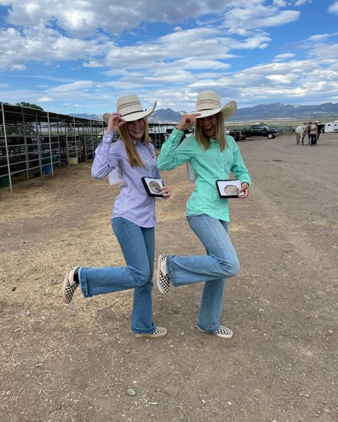 Country Friend Group, Cute Western Pictures, Barrel Racer Aesthetic, Country Snaps, Stockshow Outfits, Rodeo Couples, High School Rodeo, Outer Range, Rodeo Pictures