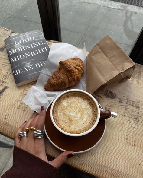 some favorite nyc coffee spots for oat lattes and hot chocolate | Instagram Nyc Coffee Shop, Nyc Coffee, Coffee Shop Aesthetic, Coffee Girl, Coffee Is Life, Coffee Enthusiast, Autumn Aesthetic, Autumn Inspiration, Coffee Break