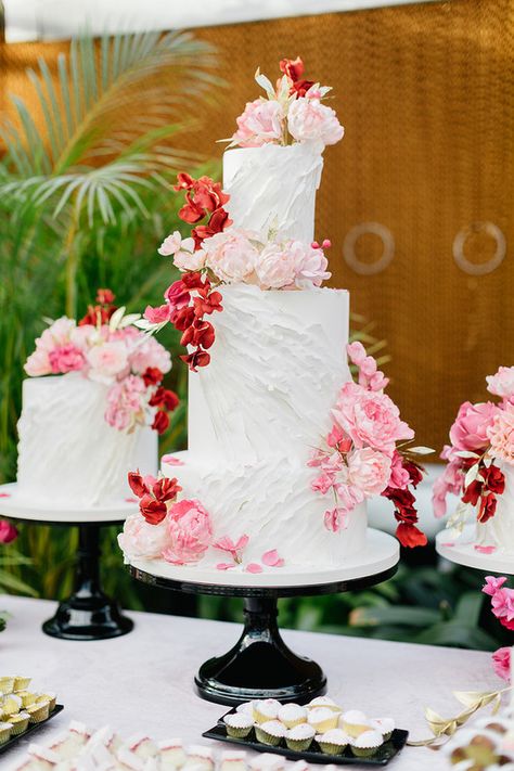 Ruffled floral wedding cake with pink details Floral Wedding Ideas, Beach Wedding Red, Wedding Cake With Pink, Pink Black Weddings, Bright Pink Wedding, Magenta Wedding, Pink And White Weddings, Pink Floral Wedding, Red Rose Wedding