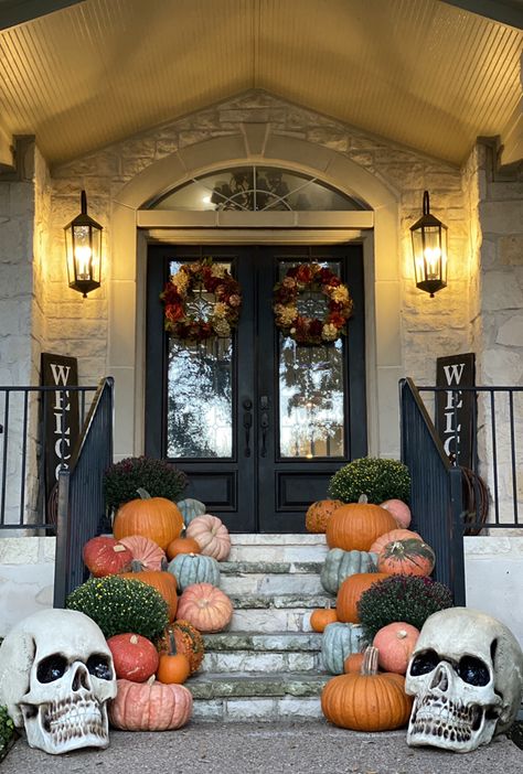 Halloween Porch Stairs, Halloween Door Entrance, Front Porch Halloween Ideas, Halloween Porches, Spooky Porch, Front Porch Halloween, Room Diys, Pumpkin Porch, Holiday Entryway