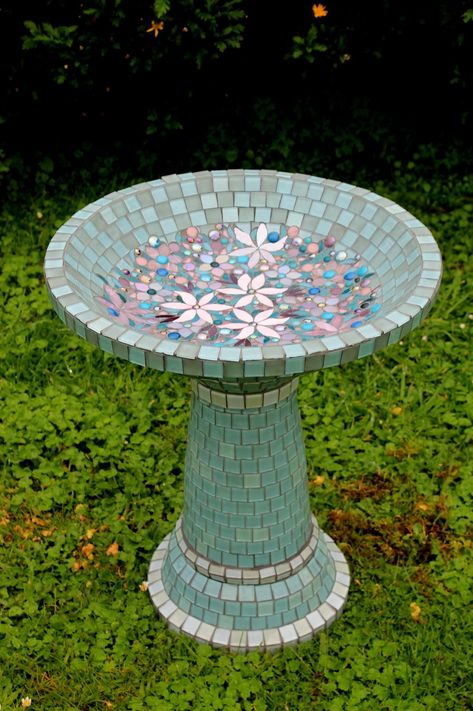 Bird Bath Mosaic, Bird Baths Diy, Bee Baths, Mosaic Bird Bath, Mosaic Tile Projects, Bee Bath, Bird Bath Ideas, Mosaic Tiles Crafts, Mosaic Birdbath