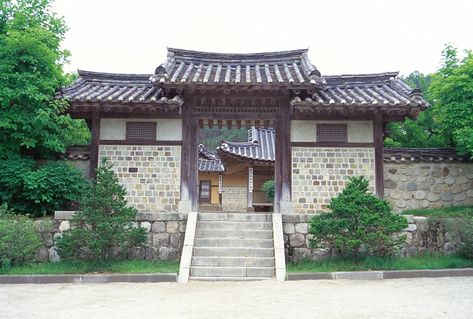 Traditional Korean House - Hanok Traditional Korean Architecture, South Korea House, Hanok House, Wood Pillars, Korean Traditional House, Traditional Korean House, Korean Architecture, Korean House, Mud Hut