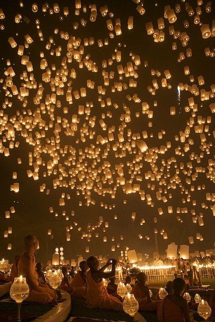 Floating Lantern Festival, Floating Lanterns, Lantern Festival, Foto Tips, Chiang Mai Thailand, Jolie Photo, Paper Lanterns, Chiang Mai, Pretty Places