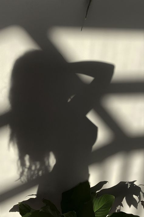 Silhouette Aesthetic, Shadow Photography, Body Photography, Shadow Pictures, Model Poses Photography, Foto Poses, Trik Fotografi, Ideas For Instagram Photos, Selfie Poses