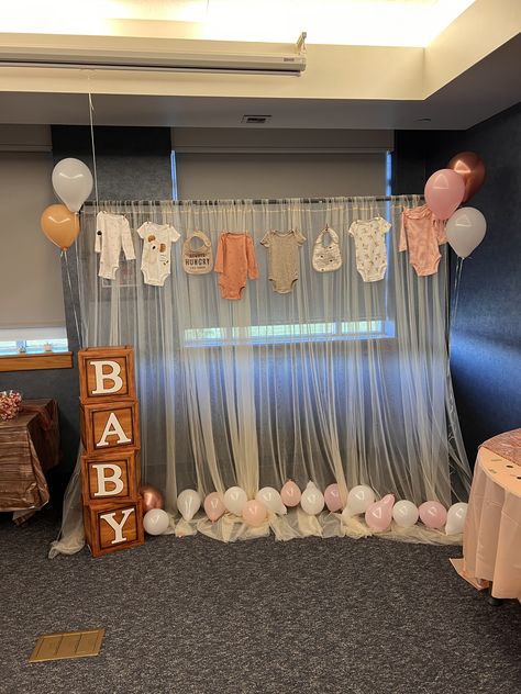 Baby Shower Backdrop No Balloons, Baby Shower Setup Ideas, Diy Gender Reveal Backdrop, Baby Shower Seating Ideas, Indoor Baby Shower Ideas, Baby Shower At Home Set Up, Baby Shower Ideas Backdrop, Baby Shower Set Up Ideas Layout, Backyard Baby Shower Setup