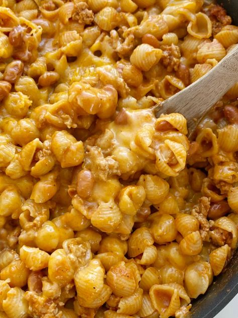 Turkey Chili Mac and Cheese is made in just one pot! Ground turkey chili with pinto beans cooks in a seasoned tomato sauce and chicken broth base with small shell pasta. Add lots of cheese for a cheesy and creamy mac and cheese with turkey chili! Secret Chili Ingredients, Chili With Pinto Beans, Turkey Chili Mac, Mac And Cheese Easy, Savory Cravings, Ground Turkey Chili, Ground Turkey Recipes Easy, Cheesy Mac, Shell Pasta