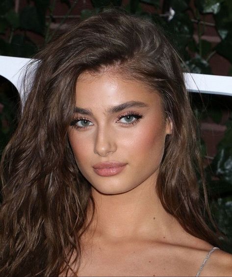 Taylor Hill Makeup, Taylor Hill Hair, Lipstick Contour, Skin Inspiration, Eyeshadow Lips, Taylor Hill Style, Deva Cassel, Glitter Mascara, Eyeliner Glitter