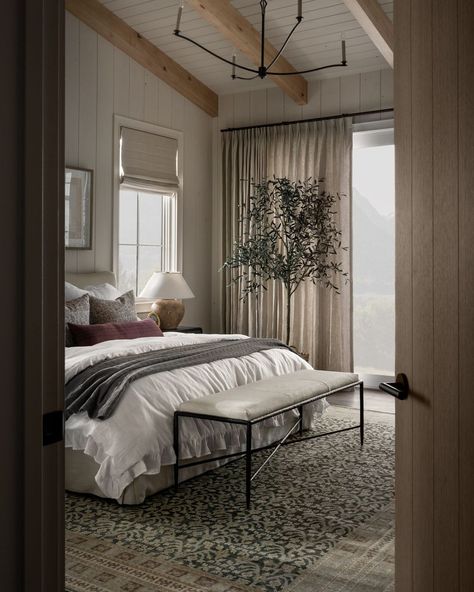 Studio McGee (@studiomcgee) | Instagram Master Curtains, Cozy Guest Bedroom Ideas, Mcgee Bedroom, Cozy Guest Bedroom, Studio Mcgee Bedroom, Gray Cottage, Lakehouse Bedroom, Modern Guest Bedroom, Guest Bedroom Ideas