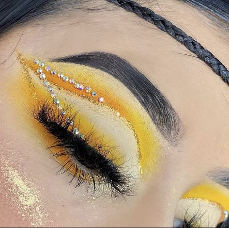 Brown Yellow Eyeshadow, Yellow Glitter Eye Makeup, Yellow And Silver Makeup, Light Yellow Makeup Looks, Yellow Prom Makeup, Unholy Video, Yellow Glitter Makeup, Yellow Makeup Ideas, Eye Makeup For Almond Eyes