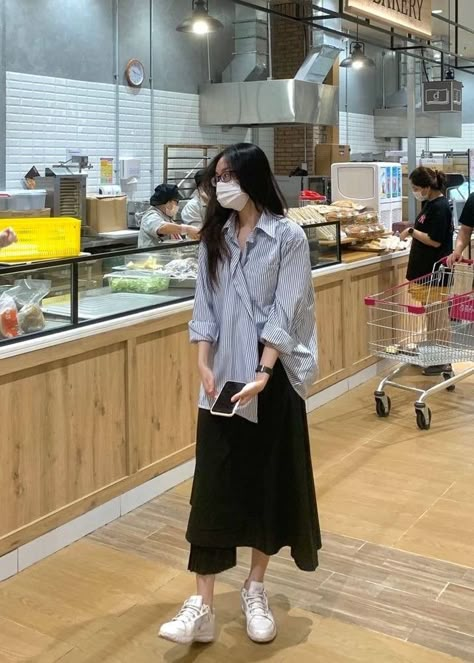 K Fashion Summer Korean Style, Palda Outfits Ideas, Modest Korean Fashion Summer, Minimal Aesthetic Outfits, Japan Summer Fashion, Ootd Korean Style Casual, Korean Skirt Outfits, Japan Summer Outfit, Rok Outfit