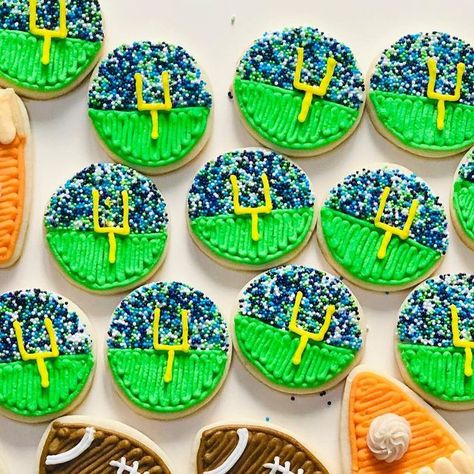 Football Buttercream Cookies, Football Sugar Cookies, Buttercream Frosting Cookies, Sport Cookies, Frosting Cookies, Cake Fancy, Football Cookies, Buttercream Decorating, Cream Art