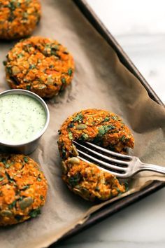 Carrot-Lentil Cakes with Garlic-Herb Tahini Sauce Carrot Patties, Lentil Cakes, Arabisk Mad, Lentil Cake, Tahini Sauce, Lentil Recipes, God Mat, Garlic Herb, Idee Pasto Sano