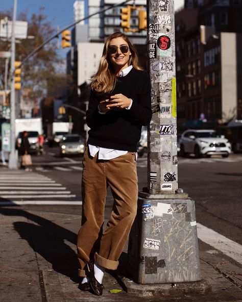 Corduroy Trousers Outfit, Camel Pants Outfit, Brown Pants Outfit, Jenny Walton, Corduroy Pants Outfit, Smart Casual Women, Cord Trousers, Trouser Outfit, Winter Mode