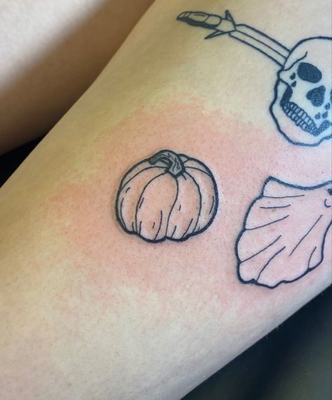 Pumpkin Outline Tattoo, Pumpkin Head Tattoo, Pumpkin Tattoo Designs, Pumpkin Tattoo Small Simple, Tattoo Pumpkin, Pumpkin Tattoos, Locket Tattoos, Pizza Tattoo, Pumpkin Outline