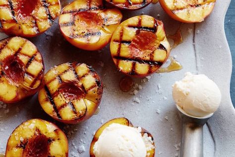 Grilled Peaches with Vanilla Ice Cream Grilled Nectarine Recipes, Grill Peaches, Grilled Nectarines, Nectarine Recipes, Barbecue Recipes Grill, Vegetarian Grilling, Best Summer Desserts, Grilled Foods, Whats Gaby Cooking