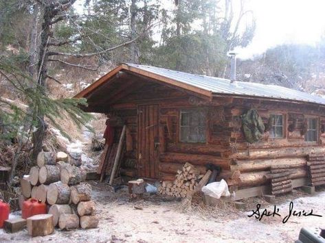 Log Cabin Building, Diy Log Cabin, Cabin Building, Old Cabins, Log Home Plans, Log Cabin Rustic, Small Log Cabin, Building A Cabin, Cabin Tiny House