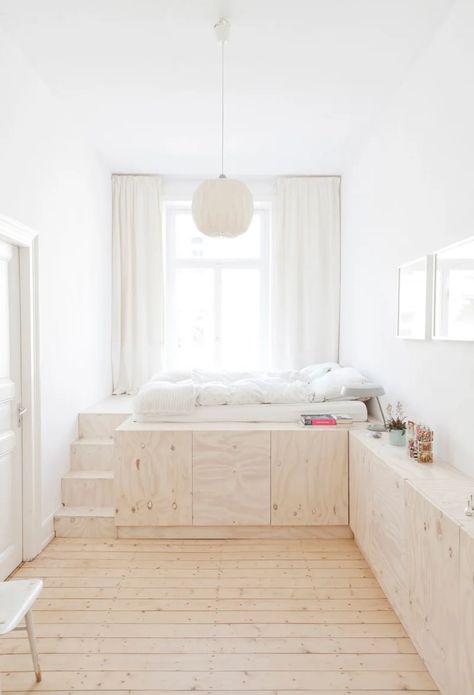 Kids Platform Bed, All White Bedroom, Minimalist Dekor, Small Space Interior Design, Trendy Apartment, Space Bedding, Minimalist Apartment, Interior Minimalista, Small Room Design