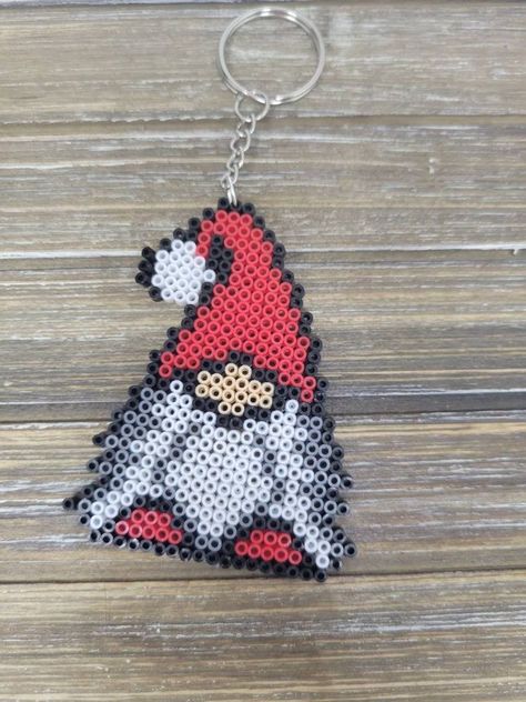 Gnome Keychain, Perler Bead Mario, Christmas Perler Beads, Christmas Keychain, Beaded Banners, Easy Perler Beads Ideas, Perler Bead Templates, Perler Crafts, Melty Beads