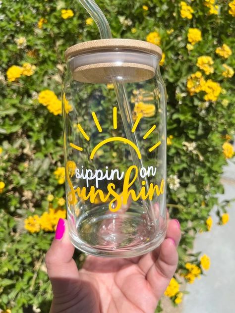 Drink Cup Cricut, Sippin On Sunshine, Teacher Appreciation Glass Cup, Beer Cup Design, Summer Glass Cups, Summer Cups Vinyl, Summer Cricut Projects To Sell, Glass Cup Vinyl Ideas, Summer Cricut Projects