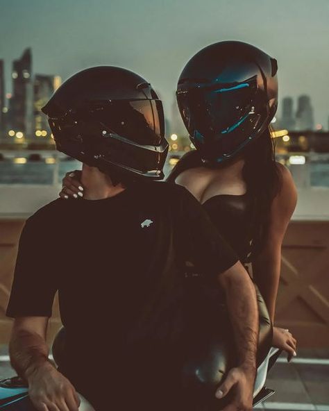 Biker Couple Aesthetic, Foto In Moto, Biker Couple Photography, Alt Couple Aesthetic, Couples On Bikes Motorcycles, Couple Motorcycle Photoshoot, Moter Cycle Aesthetic Couple, Hot Motorcycle Poses, Motorcycle Selfie Couple