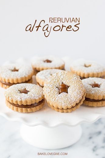 Peruvian Alfajores Recipe, Alfajores Recipe, Small Pastries, Sand Tarts, Peruvian Desserts, Flaky Biscuits, Peruvian Recipes, Sprinkle Cookies, Sandwich Cookies