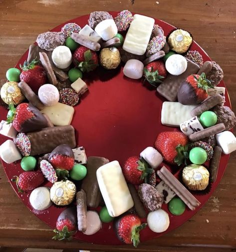 Christmas Sweet Charcuterie Board Ideas, Christmas Puddings Ideas, Grazing Platter Christmas, Christmas Dessert Grazing Board, Christmas Lunch Buffet Ideas, Pudding Board, Chocolate Wreath, Christmas Dessert Tray, Pavlova Wreath