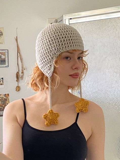 Crochet White Hat, Cottagecore Indie Aesthetic, Blonde Mirror Selfie, Crochet Booth, Crochet Earflap Hat, Crochet Store, Cottagecore Indie, Hairstyles Blonde, Crochet Star