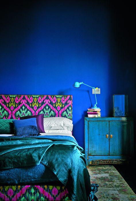 Un mur bleu Majorelle vibrant dans la chambre Cobalt Blue Bedrooms, Blue Bathroom Paint, Bold Bedroom, Blue Interiors, Bedroom Blue, Dark Bedroom, Interior Design Color, Room Paint Colors, Trendy Bedroom