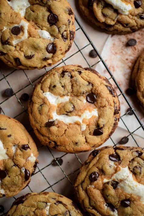 S'mores NYC Cookies - Katie Cakes Chunky Cookie Recipe, Chocolate Chip Sandwich Cookies, Cookies Nyc, Nyc Cookies, Cookie Dough Desserts, Chewy Chocolate Cookies, Chocolate Sandwich Cookies, Digestive Biscuits, Chocolate Topping