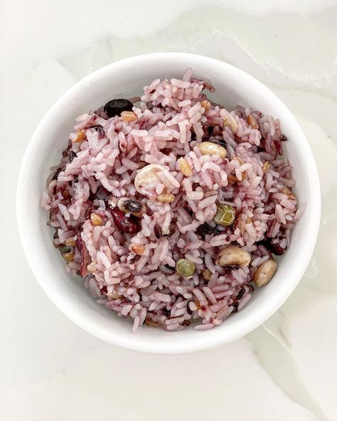 Healthy Korean inspired multigrain rice. Cooking Method: Rice Cooker #koreanrecipes #rice Korean Mixed Rice, Japanese Rice Seasoning, Korean Multigrain Rice, Korean Rice Cooker, Multigrain Rice, Mixed Rice, White Rice Recipes, Korean Rice Cake, How To Soak Beans